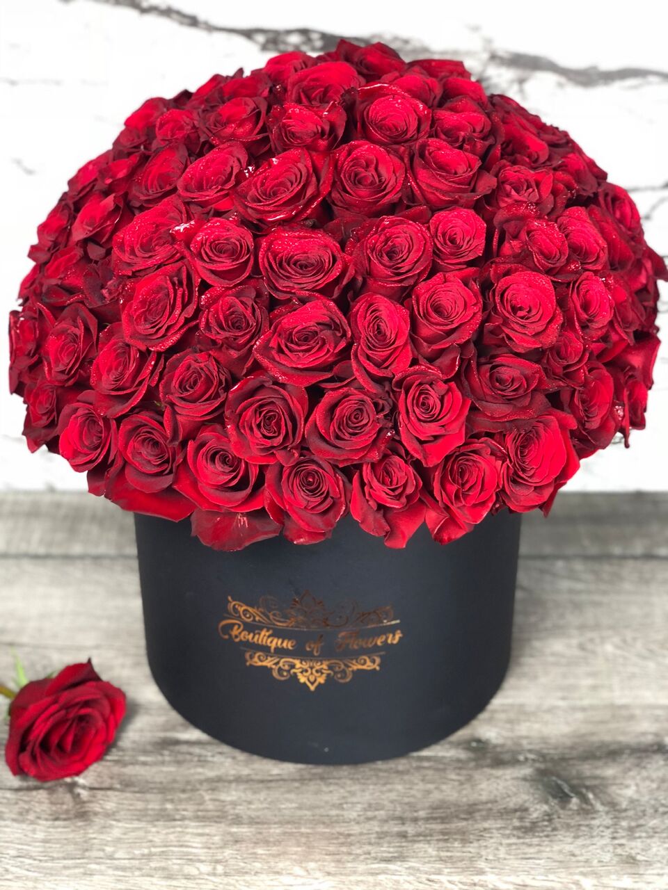 100 RED ROSE LARGE ROUND BOX